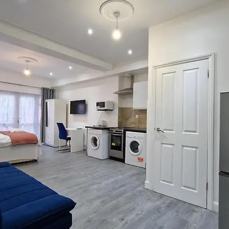 Impeccable 1-Bed Apartment In Ilford